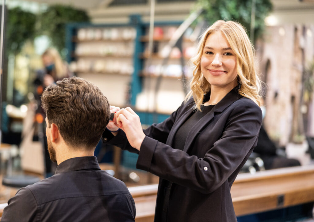 Coiffeur Lehrstelle in Einsiedeln und Wädenswil bei Acqua Verde Hairstyling